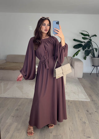 Shoppe nach Kategorie: Elegantes Maxikleid mit Gürtel und Ballonärmeln